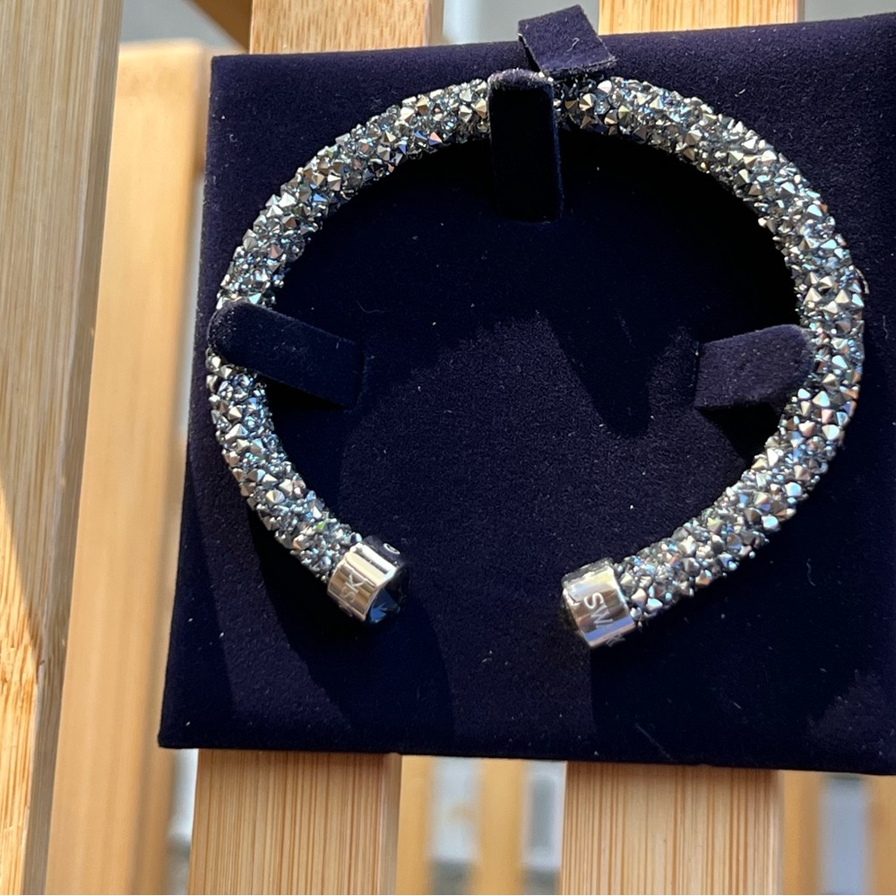 SWAROVSKI Crystaldust cuff
Deep Grey